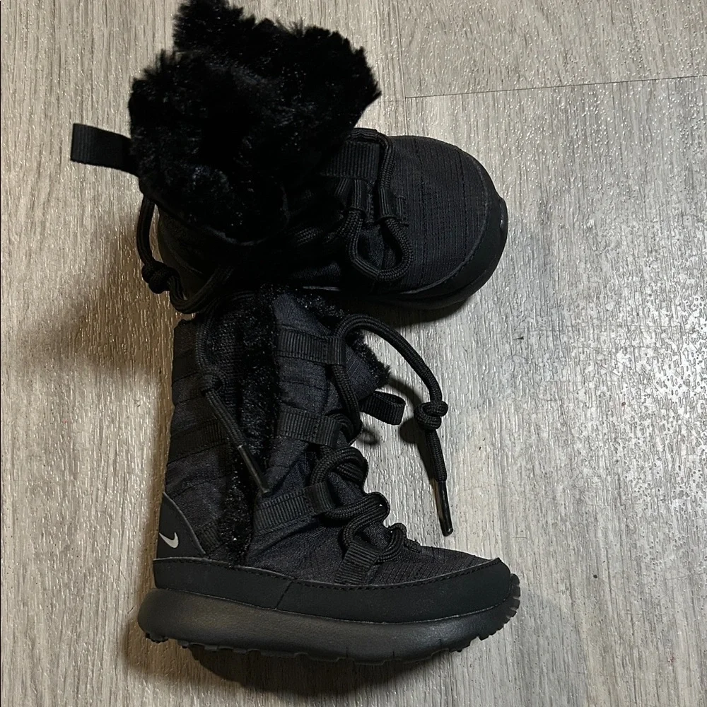 Nike Kids Black Furry Boots (baby)